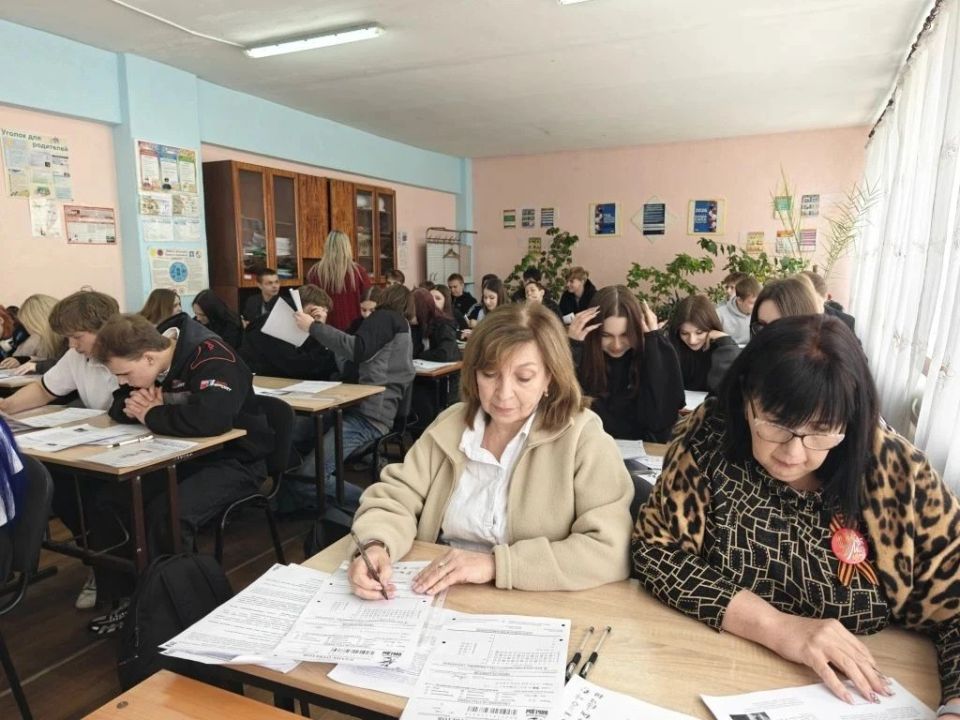 Память, объединяющая поколения: в Лутугинском округе прошёл «Диктант Победы» Память, объединяющая поколения: в Лутугинском округе прошёл «Диктант Победы»
