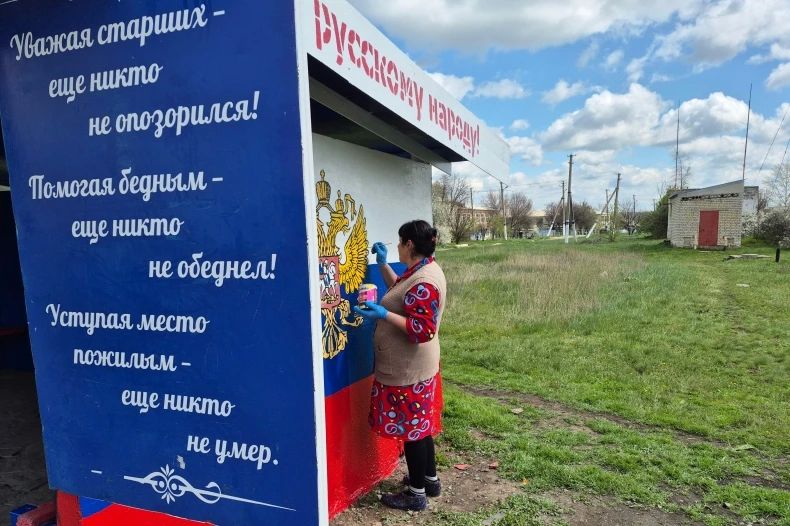 В селе Медвежанка привели в порядок остановку общественного транспорта и въездную стеллу В селе Медвежанка привели в порядок остановку общественного транспорта и въездную стеллу