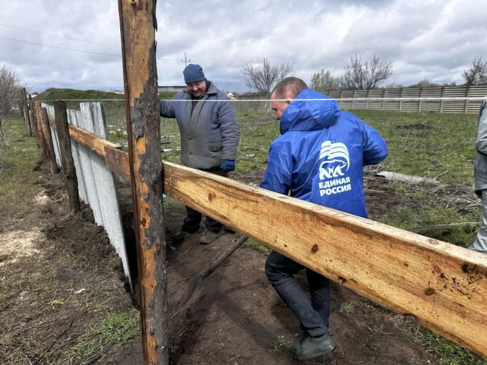 Сказано — сделано: в рамках акции "Весна - пора наводить порядки" северодонецкие единороссы оказали помощь жительнице поселка Боровское Сказано — сделано: в рамках акции "Весна - пора наводить порядки" северодонецкие единороссы оказали помощь жительнице поселка Боровское