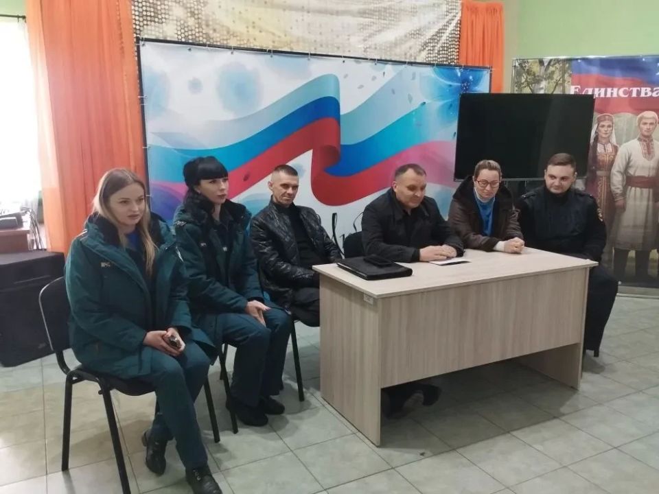 Сегодня в Доме культуры пгт Михайловка состоялась встреча с участием сотрудников отдела жизнеобеспечения пгт Михайловка, а так же представителями Администрации городского округа город Ровеньки по чрезвычайным ситуациям... Сегодня в Доме культуры пгт Михайловка состоялась встреча с участием сотрудников отдела жизнеобеспечения пгт Михайловка, а так же представителями Администрации городского округа город Ровеньки по чрезвычайным ситуациям...