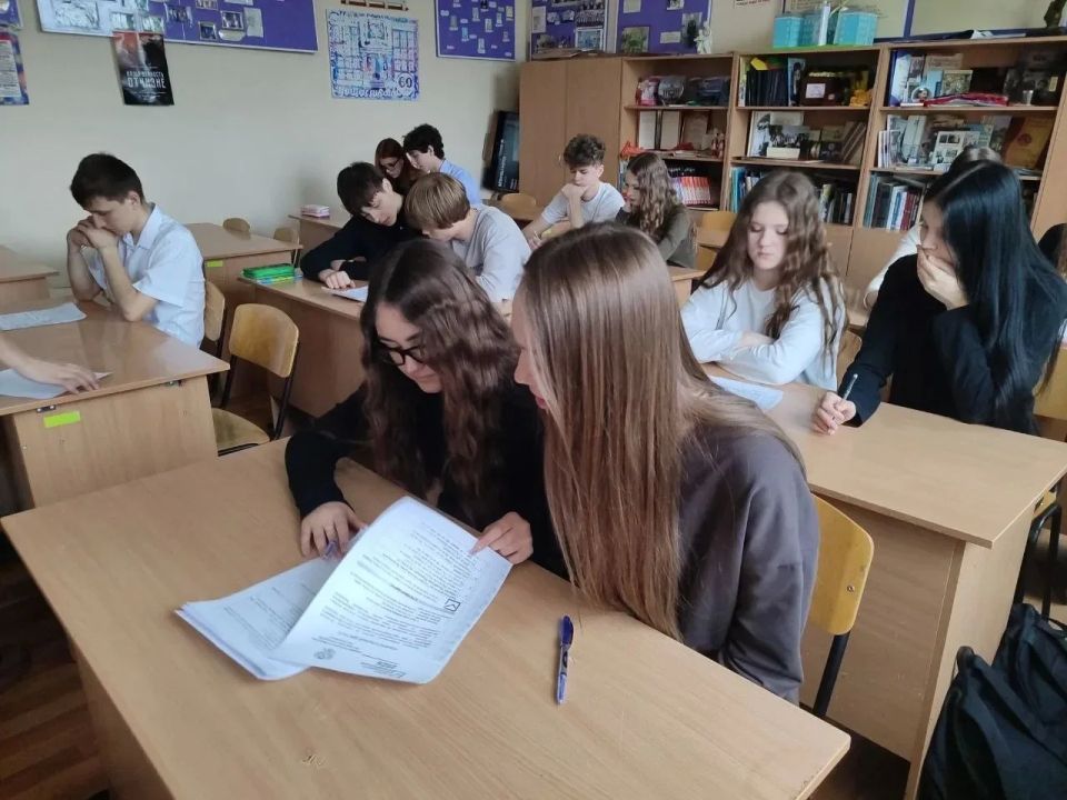 В луганских школах №20 и №5 прошёл «Избирательный диктант» для старшеклассников В луганских школах №20 и №5 прошёл «Избирательный диктант» для старшеклассников