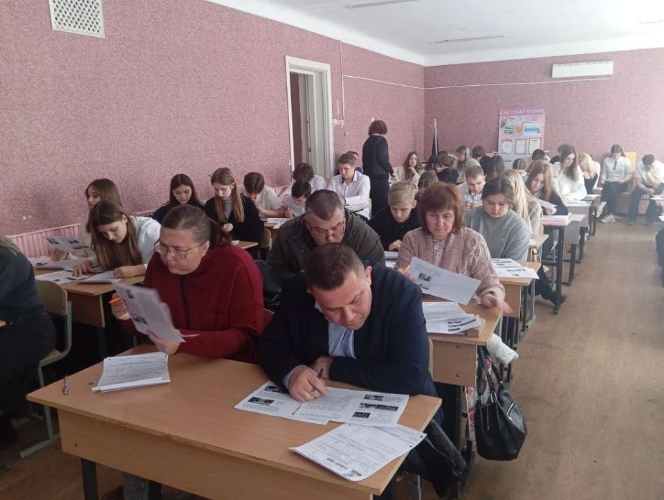Память, объединяющая поколения: в Лутугинском округе прошёл «Диктант Победы» Память, объединяющая поколения: в Лутугинском округе прошёл «Диктант Победы»