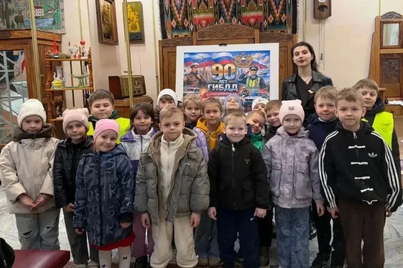 Сотрудники ОГИБДД ОМВД России «Свердловский» совместно с учащимися свердловских школ посетили музейную экспозицию, посвящённую истории службы Госавтоинспекции Сотрудники ОГИБДД ОМВД России «Свердловский» совместно с учащимися свердловских школ посетили музейную экспозицию, посвящённую истории службы Госавтоинспекции