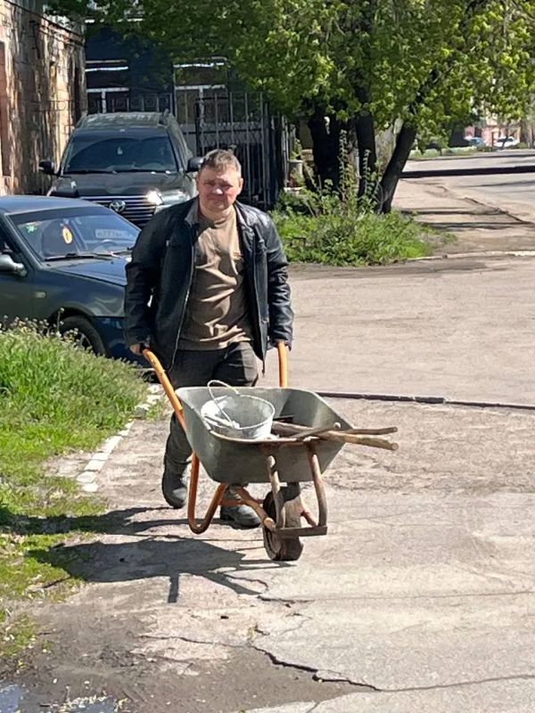 Весенний субботник на Луганском Почтамте Весенний субботник на Луганском Почтамте