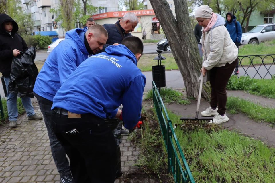 В Северодонецке активисты местного отделения партии «Единая Россия», «Молодой гвардии Единой России», члены Молодежной палаты при Совете городского округа и Молодежного совета при Администрации вместе с активом местной... В Северодонецке активисты местного отделения партии «Единая Россия», «Молодой гвардии Единой России», члены Молодежной палаты при Совете городского округа и Молодежного совета при Администрации вместе с активом местной...