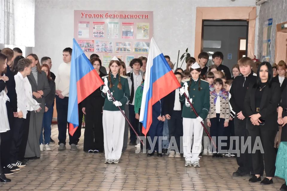 В Новодарьевской школе имени В. Д. Луганского открыли Парту Героя В Новодарьевской школе имени В. Д. Луганского открыли Парту Героя