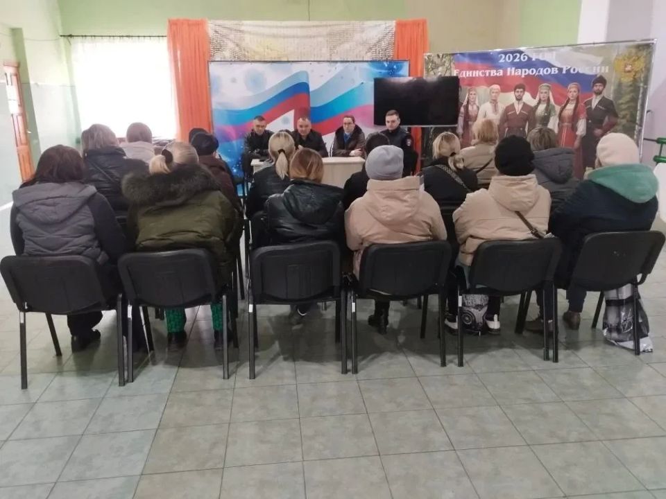 Сегодня в Доме культуры пгт Михайловка состоялась встреча с участием сотрудников отдела жизнеобеспечения пгт Михайловка, а так же представителями Администрации городского округа город Ровеньки по чрезвычайным ситуациям... Сегодня в Доме культуры пгт Михайловка состоялась встреча с участием сотрудников отдела жизнеобеспечения пгт Михайловка, а так же представителями Администрации городского округа город Ровеньки по чрезвычайным ситуациям...