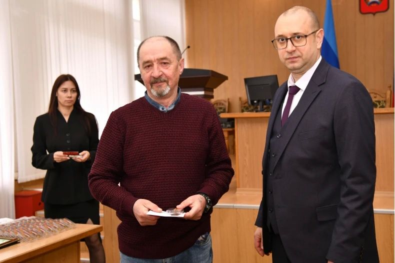 В Свердловске в честь 40-ой годовщины ликвидации аварии на ЧАЭС ликвидаторам и членам их семей были вручены памятные медали В Свердловске в честь 40-ой годовщины ликвидации аварии на ЧАЭС ликвидаторам и членам их семей были вручены памятные медали