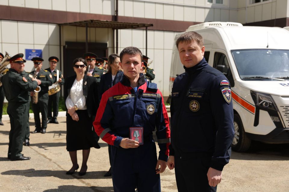 Руководитель ВСКС наградил добровольцев Луганского РО ВСКС в Дагестане Руководитель ВСКС наградил добровольцев Луганского РО ВСКС в Дагестане