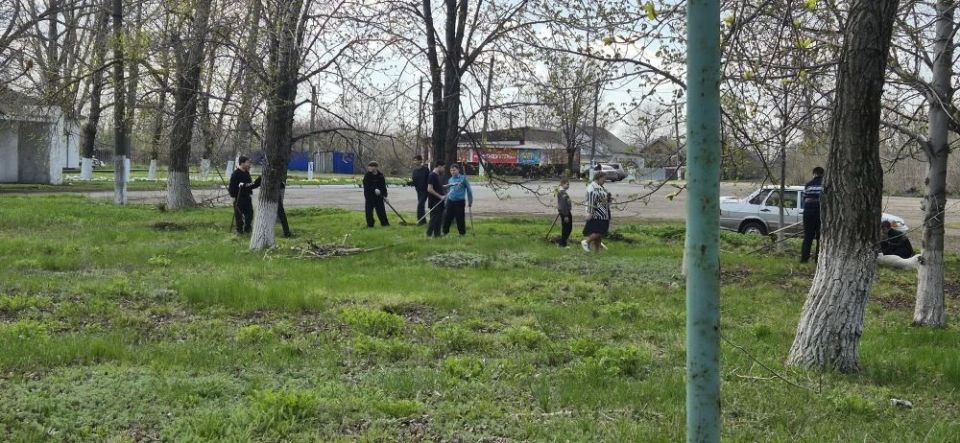 В пгт Шахтерский провели субботник у Памятного знака в честь воинов-земляков В пгт Шахтерский провели субботник у Памятного знака в честь воинов-земляков