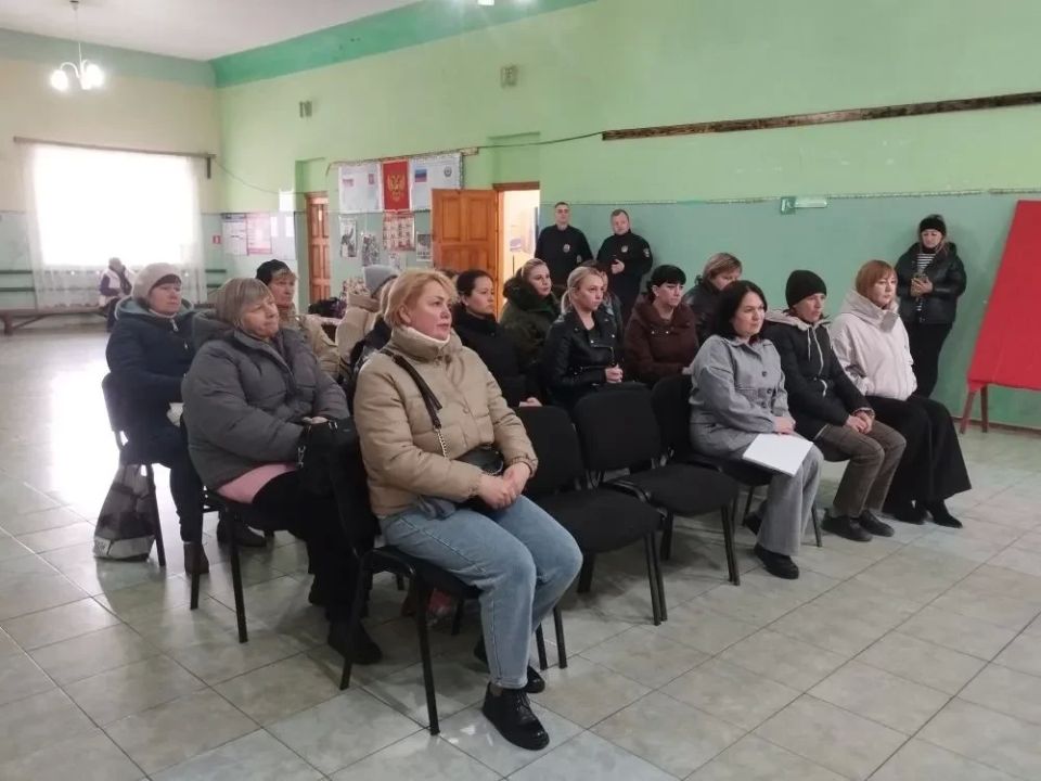 Сегодня в Доме культуры пгт Михайловка состоялась встреча с участием сотрудников отдела жизнеобеспечения пгт Михайловка, а так же представителями Администрации городского округа город Ровеньки по чрезвычайным ситуациям... Сегодня в Доме культуры пгт Михайловка состоялась встреча с участием сотрудников отдела жизнеобеспечения пгт Михайловка, а так же представителями Администрации городского округа город Ровеньки по чрезвычайным ситуациям...