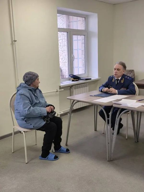 Прокурор ЛНР Глеб Михайлов провел выездной личный прием граждан, проживающих в пункте временного размещения вынужденных переселенцев Прокурор ЛНР Глеб Михайлов провел выездной личный прием граждан, проживающих в пункте временного размещения вынужденных переселенцев