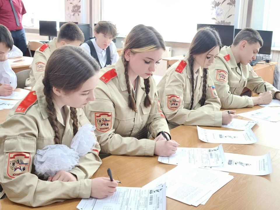 Брянковчане написали «Диктант Победы»: память, объединяющая поколения Брянковчане написали «Диктант Победы»: память, объединяющая поколения