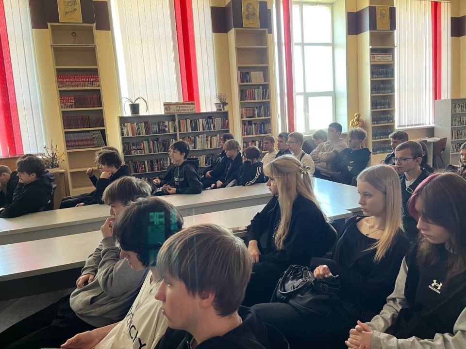 Сегодня первокурсники Луганского архитектурно-строительного колледжа имени архитектора А. С. Шеремета посетили библиотеку имени М. Горького, где состоялась выставка, посвящённая 80-летию Владимира Вольфовича Жириновского Сегодня первокурсники Луганского архитектурно-строительного колледжа имени архитектора А. С. Шеремета посетили библиотеку имени М. Горького, где состоялась выставка, посвящённая 80-летию Владимира Вольфовича Жириновского