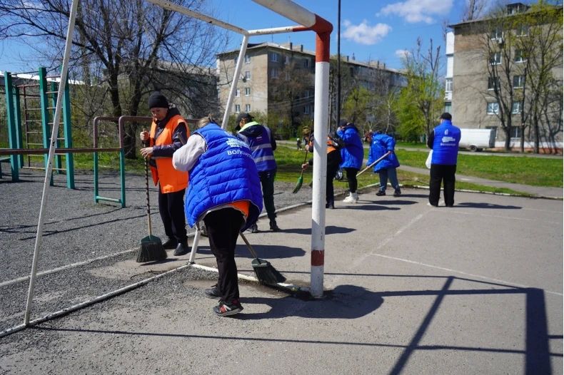 На детской площадке «Пятачок» в Свердловском округе прошёл Всероссийский субботник На детской площадке «Пятачок» в Свердловском округе прошёл Всероссийский субботник