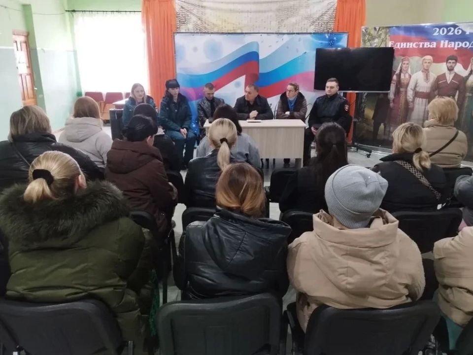 Сегодня в Доме культуры пгт Михайловка состоялась встреча с участием сотрудников отдела жизнеобеспечения пгт Михайловка, а так же представителями Администрации городского округа город Ровеньки по чрезвычайным ситуациям... Сегодня в Доме культуры пгт Михайловка состоялась встреча с участием сотрудников отдела жизнеобеспечения пгт Михайловка, а так же представителями Администрации городского округа город Ровеньки по чрезвычайным ситуациям...