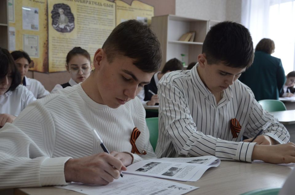 Память, объединяющая поколения: в Лутугинском округе прошёл «Диктант Победы» Память, объединяющая поколения: в Лутугинском округе прошёл «Диктант Победы»