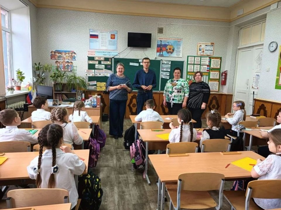 В школе Луганска прошёл творческий мастер-класс ко Дню молодого избирателя В школе Луганска прошёл творческий мастер-класс ко Дню молодого избирателя