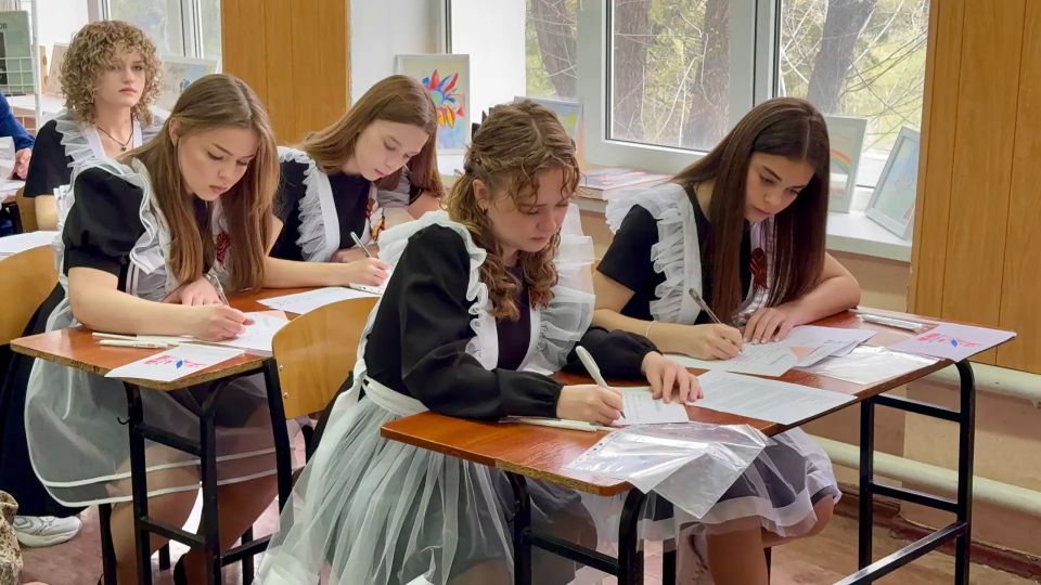 «Диктант Победы» в ЛНР написали более чем на 240 площадках «Диктант Победы» в ЛНР написали более чем на 240 площадках