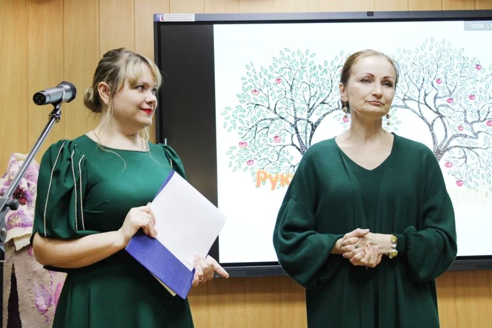 В Луганском центре народного творчества стартовала выставка «Семья в искусстве», объединившая два поколения, три самобытных взгляда и разные художественные техники В Луганском центре народного творчества стартовала выставка «Семья в искусстве», объединившая два поколения, три самобытных взгляда и разные художественные техники