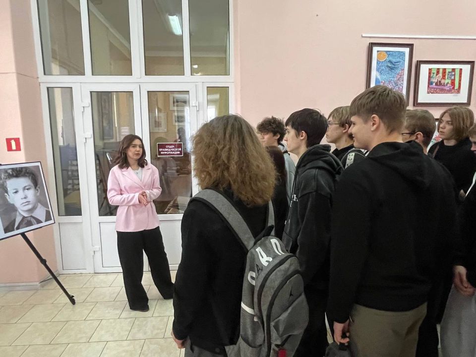 Сегодня первокурсники Луганского архитектурно-строительного колледжа имени архитектора А. С. Шеремета посетили библиотеку имени М. Горького, где состоялась выставка, посвящённая 80-летию Владимира Вольфовича Жириновского Сегодня первокурсники Луганского архитектурно-строительного колледжа имени архитектора А. С. Шеремета посетили библиотеку имени М. Горького, где состоялась выставка, посвящённая 80-летию Владимира Вольфовича Жириновского
