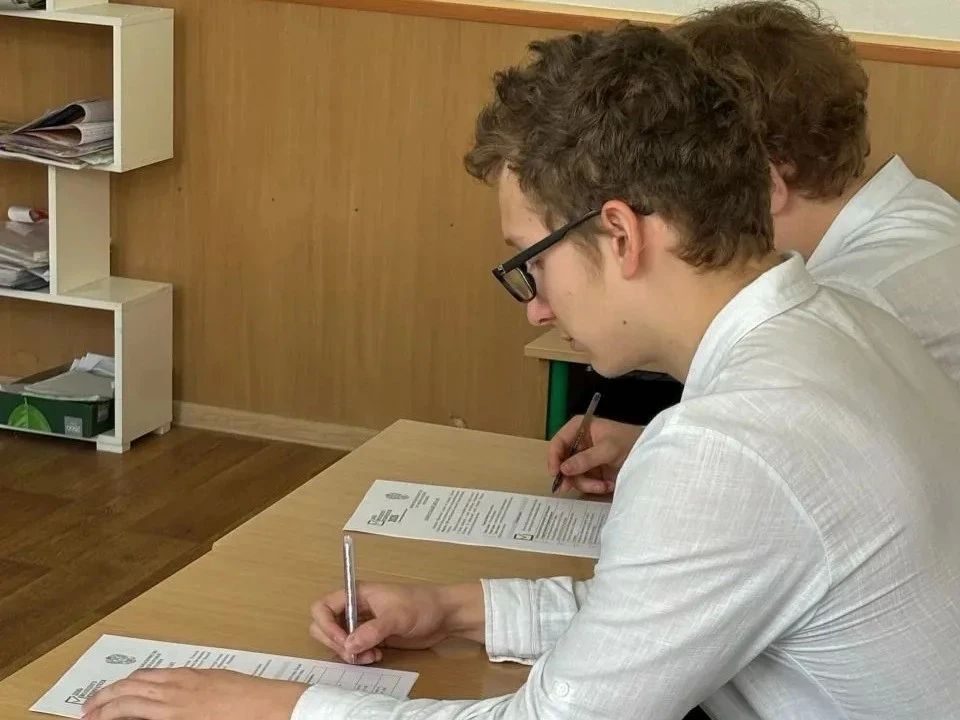 В Ровеньках прошёл Избирательный диктант ко Дню молодого избирателя В Ровеньках прошёл Избирательный диктант ко Дню молодого избирателя