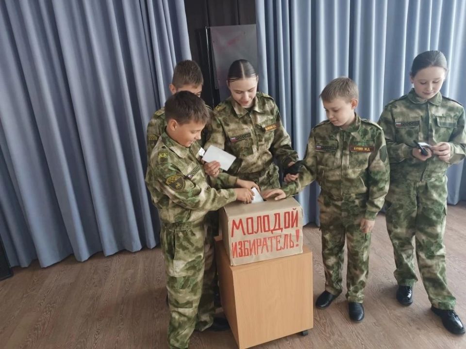 В Краснодонской школе №8 прошло мероприятие «Молодой избиратель — будущее страны» для кадетов В Краснодонской школе №8 прошло мероприятие «Молодой избиратель — будущее страны» для кадетов