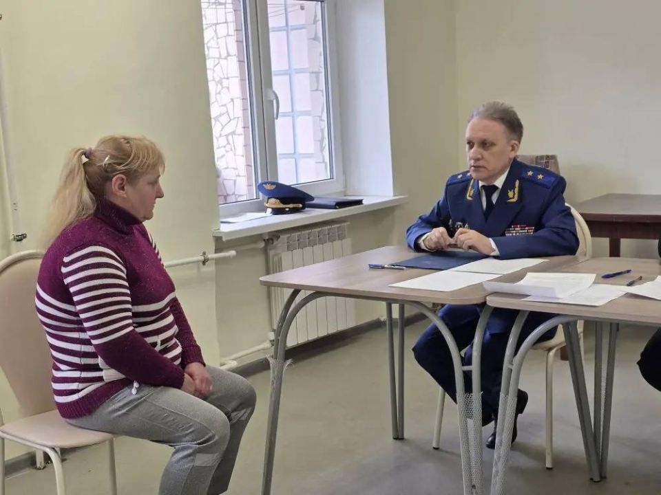 Прокурор ЛНР Глеб Михайлов провел выездной личный прием граждан, проживающих в пункте временного размещения вынужденных переселенцев Прокурор ЛНР Глеб Михайлов провел выездной личный прием граждан, проживающих в пункте временного размещения вынужденных переселенцев