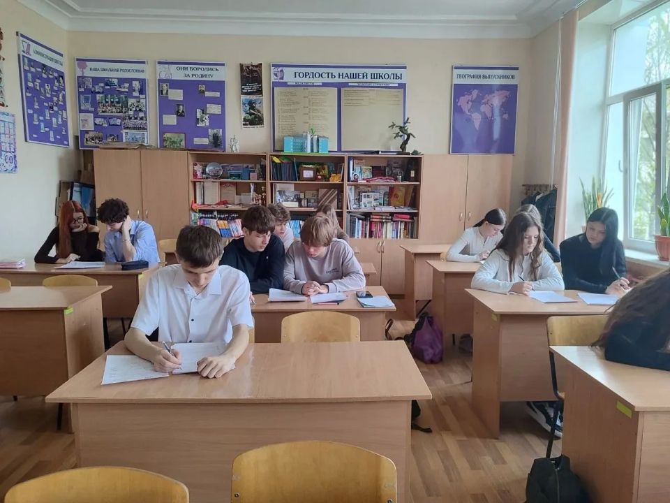 В луганских школах №20 и №5 прошёл «Избирательный диктант» для старшеклассников В луганских школах №20 и №5 прошёл «Избирательный диктант» для старшеклассников