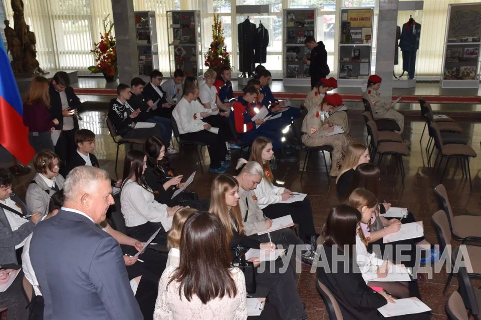 Краснодонские школьники и студенты написали «Диктант Победы» Краснодонские школьники и студенты написали «Диктант Победы»