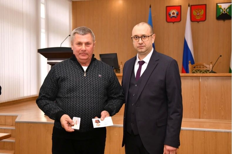 В Свердловске в честь 40-ой годовщины ликвидации аварии на ЧАЭС ликвидаторам и членам их семей были вручены памятные медали В Свердловске в честь 40-ой годовщины ликвидации аварии на ЧАЭС ликвидаторам и членам их семей были вручены памятные медали