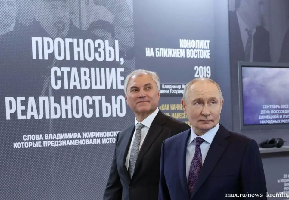 Владимир Путин посетил в Манеже выставку, посвященную 80-летию со дня рождения Жириновского Владимир Путин посетил в Манеже выставку, посвященную 80-летию со дня рождения Жириновского