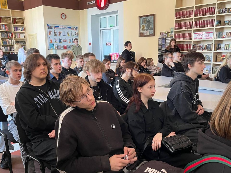 Сегодня первокурсники Луганского архитектурно-строительного колледжа имени архитектора А. С. Шеремета посетили библиотеку имени М. Горького, где состоялась выставка, посвящённая 80-летию Владимира Вольфовича Жириновского Сегодня первокурсники Луганского архитектурно-строительного колледжа имени архитектора А. С. Шеремета посетили библиотеку имени М. Горького, где состоялась выставка, посвящённая 80-летию Владимира Вольфовича Жириновского