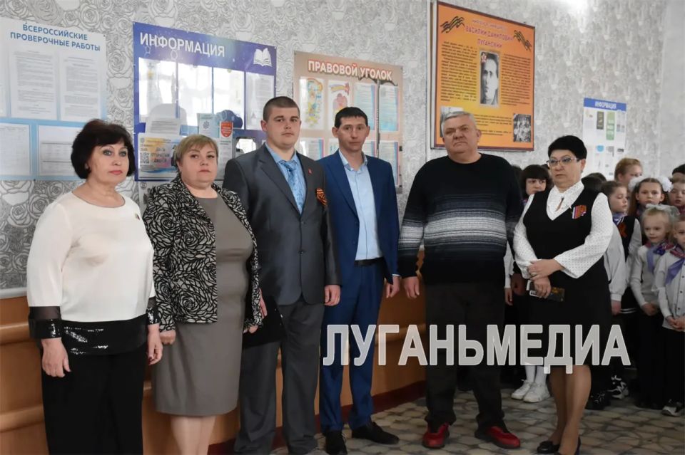В Новодарьевской школе имени В. Д. Луганского открыли Парту Героя В Новодарьевской школе имени В. Д. Луганского открыли Парту Героя
