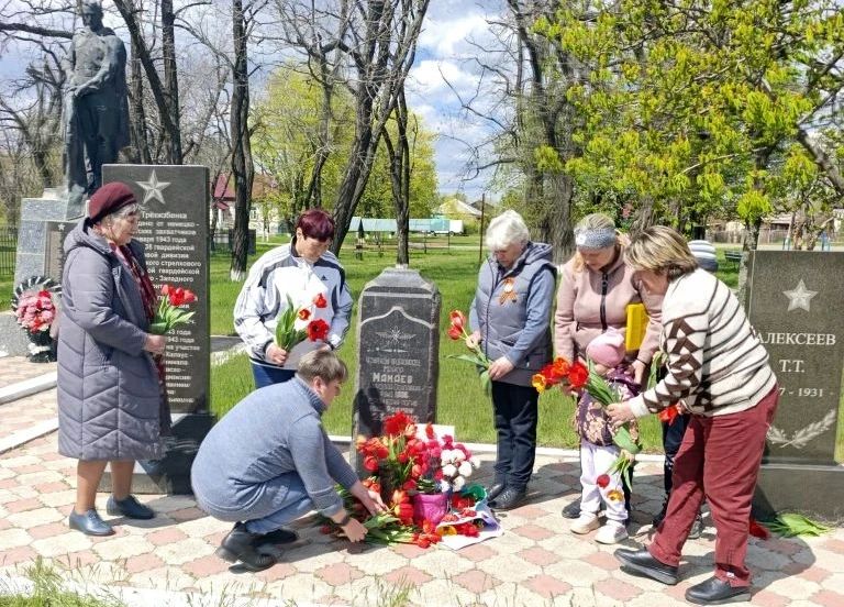 Активисты Трехизбенки почтили память летчика Мамаева Активисты Трехизбенки почтили память летчика Мамаева
