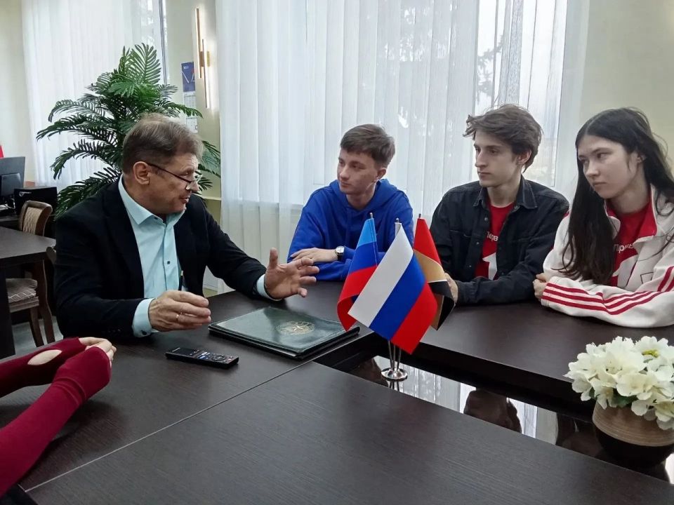 Роман Лысенко: Встреча, вдохновленная будущим: 23 апреля провел встречу с активистами «Движения первых» Роман Лысенко: Встреча, вдохновленная будущим: 23 апреля провел встречу с активистами «Движения первых»