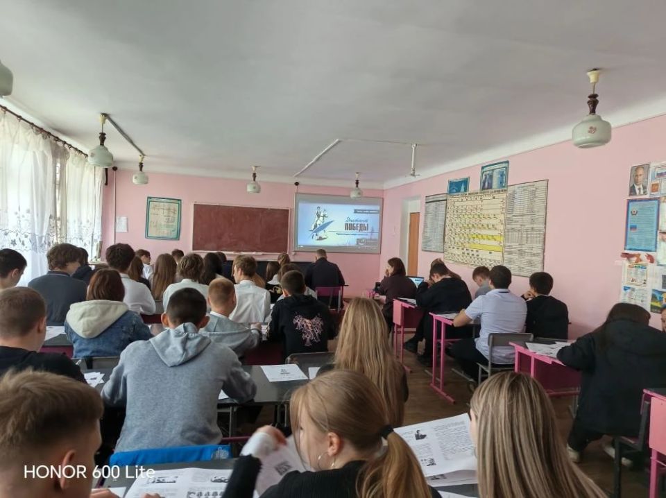 Память, объединяющая поколения: в Лутугинском округе прошёл «Диктант Победы» Память, объединяющая поколения: в Лутугинском округе прошёл «Диктант Победы»