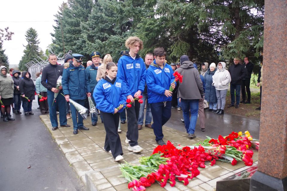 В Славяносербске почтили память чернобыльцев в День трагедии на ЧАЭС В Славяносербске почтили память чернобыльцев в День трагедии на ЧАЭС