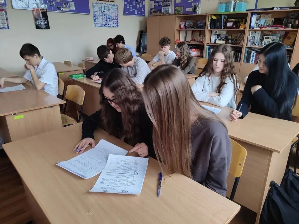 В луганских школах №20 и №5 прошёл «Избирательный диктант» для старшеклассников В луганских школах №20 и №5 прошёл «Избирательный диктант» для старшеклассников