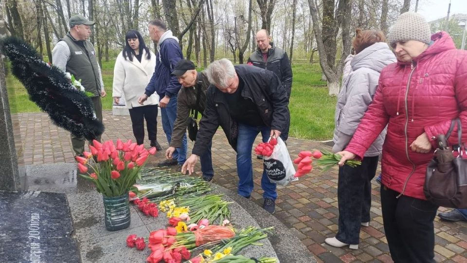 В городе Лисичанске, в преддверии 40-й годовщины аварии на Чернобыльской АЭС, состоялось возложение цветов к памятнику чернобыльцам В городе Лисичанске, в преддверии 40-й годовщины аварии на Чернобыльской АЭС, состоялось возложение цветов к памятнику чернобыльцам