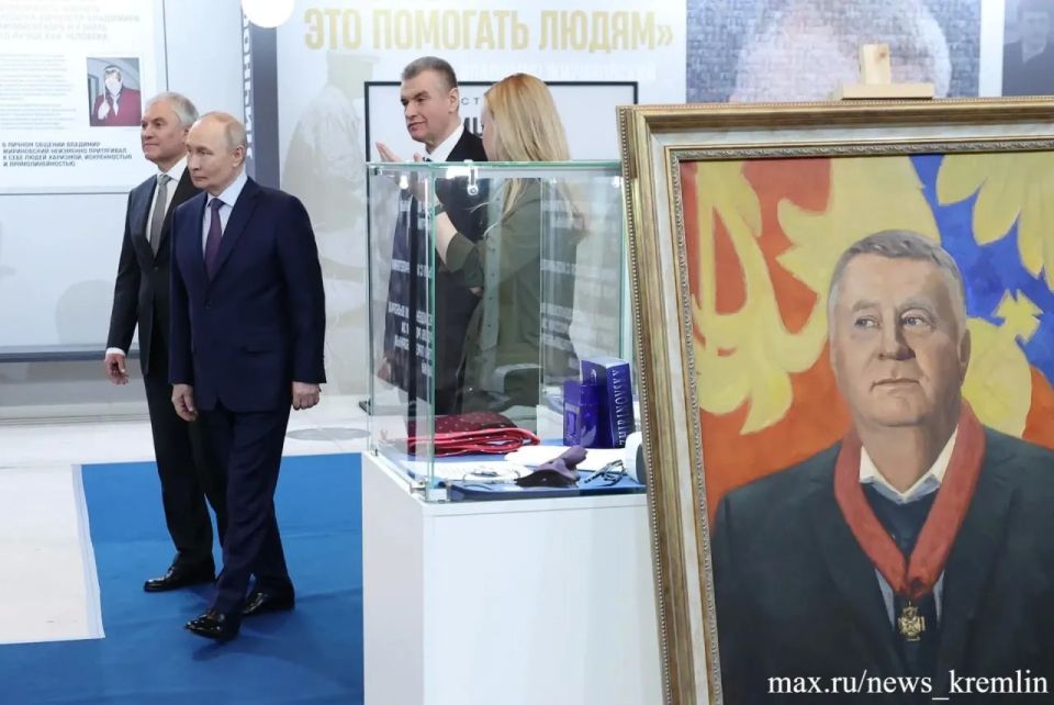 Владимир Путин посетил в Манеже выставку, посвященную 80-летию со дня рождения Жириновского Владимир Путин посетил в Манеже выставку, посвященную 80-летию со дня рождения Жириновского