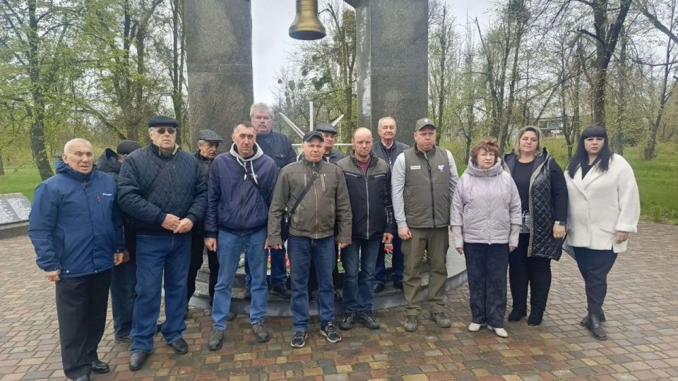 В городе Лисичанске, в преддверии 40-й годовщины аварии на Чернобыльской АЭС, состоялось возложение цветов к памятнику чернобыльцам В городе Лисичанске, в преддверии 40-й годовщины аварии на Чернобыльской АЭС, состоялось возложение цветов к памятнику чернобыльцам