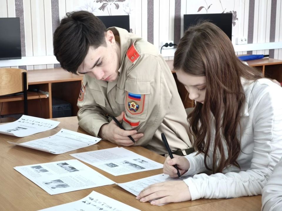 Брянковчане написали «Диктант Победы»: память, объединяющая поколения Брянковчане написали «Диктант Победы»: память, объединяющая поколения