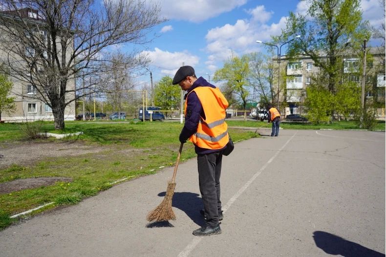 На детской площадке «Пятачок» в Свердловском округе прошёл Всероссийский субботник На детской площадке «Пятачок» в Свердловском округе прошёл Всероссийский субботник