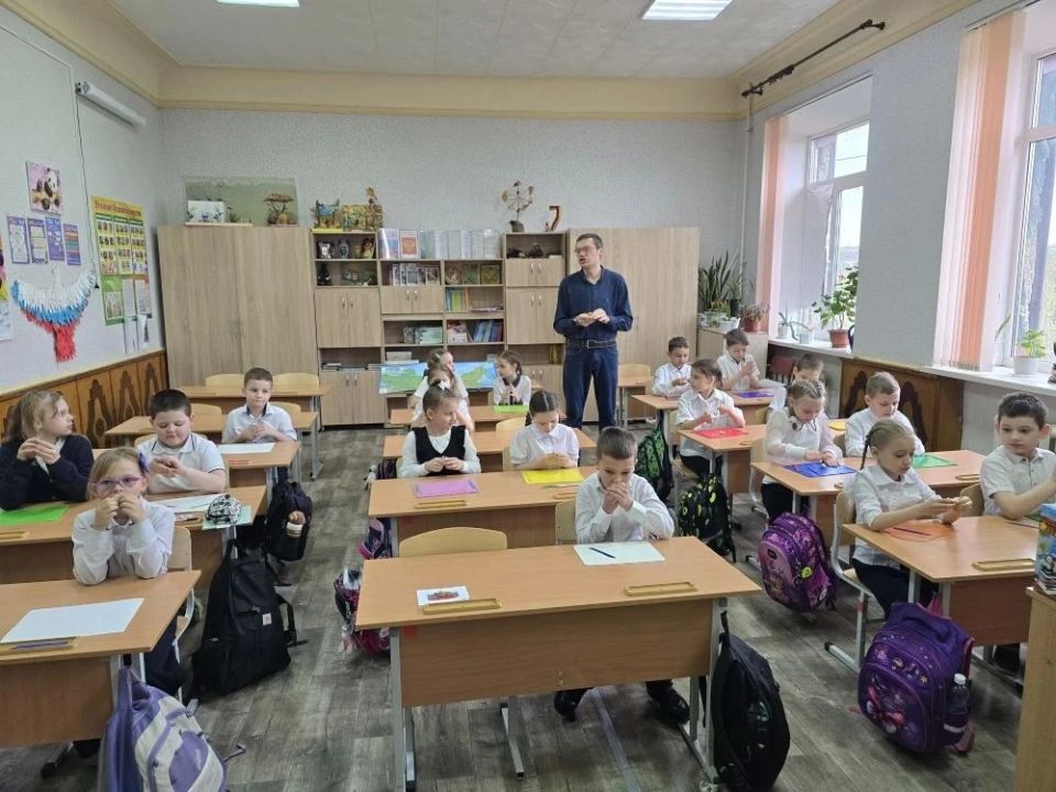 В школе Луганска прошёл творческий мастер-класс ко Дню молодого избирателя В школе Луганска прошёл творческий мастер-класс ко Дню молодого избирателя