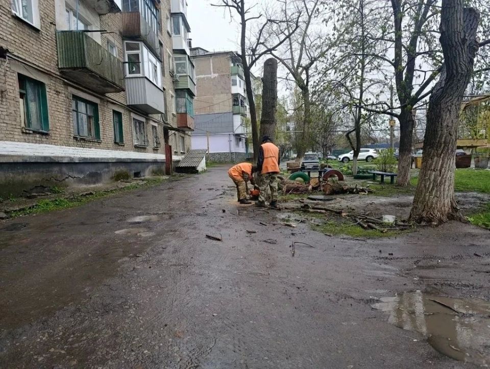 Безопасность превыше всего: Ровеньковские коммунальщики наводят порядок в Ясеновском по обращениям граждан Безопасность превыше всего: Ровеньковские коммунальщики наводят порядок в Ясеновском по обращениям граждан