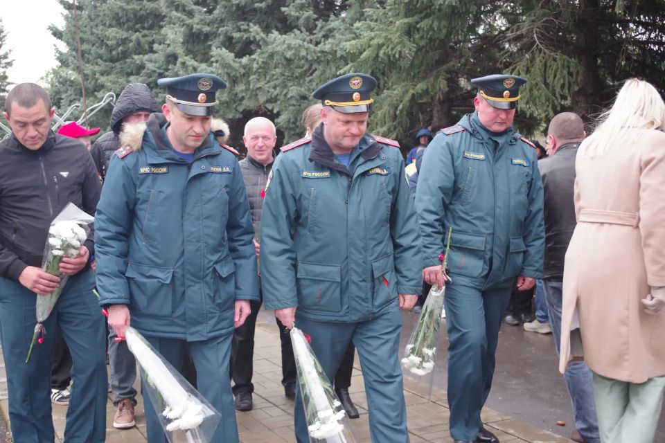 В Славяносербске почтили память чернобыльцев в День трагедии на ЧАЭС В Славяносербске почтили память чернобыльцев в День трагедии на ЧАЭС