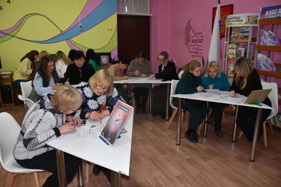 Брянковчане написали «Диктант Победы»: память, объединяющая поколения Брянковчане написали «Диктант Победы»: память, объединяющая поколения