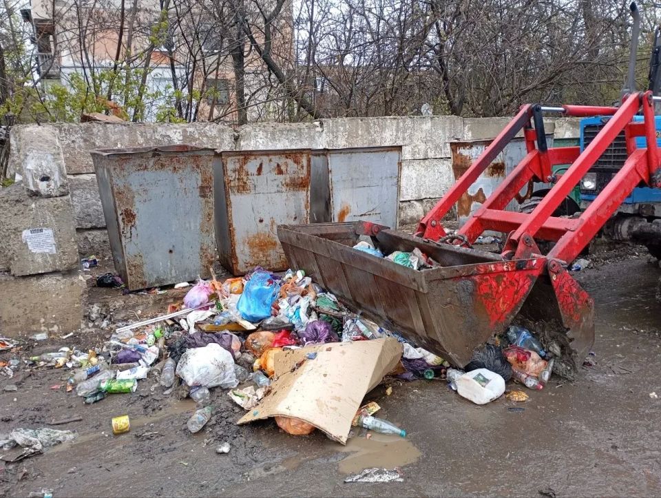 Несмотря на капризы весенней погоды, коммунальщики продолжают работы по благоустройству и вывозу мусора с городских территорий Несмотря на капризы весенней погоды, коммунальщики продолжают работы по благоустройству и вывозу мусора с городских территорий