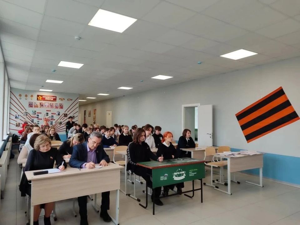 Память, объединяющая поколения: в Лутугинском округе прошёл «Диктант Победы» Память, объединяющая поколения: в Лутугинском округе прошёл «Диктант Победы»